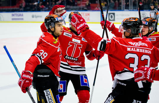 Örebros Jordan Boucher gör 1-0 och jublar