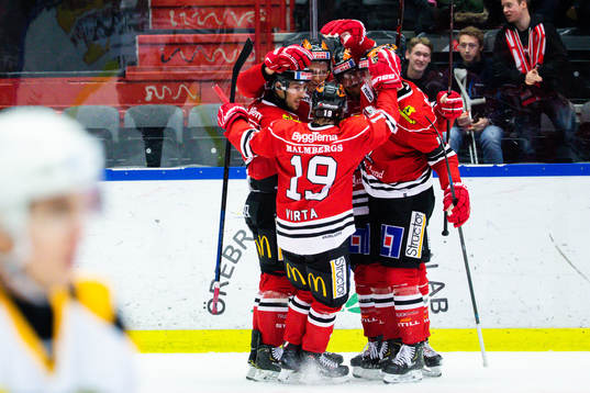 Örebros Rodrigo Abols jublar med lagkamrater