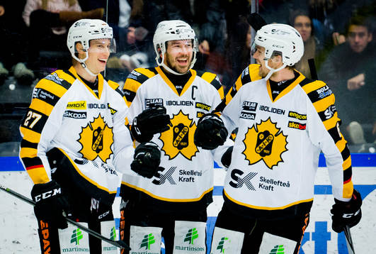 Skellefteås Robin Alvarez jublar med Jimmie Ericsson vid