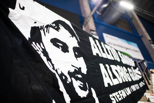 EN banderoll med Stefan Livs ansikte på läktaren