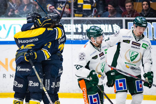 s Joakim Andersson jublar med Sebastian Wännström