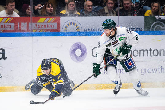 s Markus Ljungh och HV71:s Nils Andersson i kamp om pucken