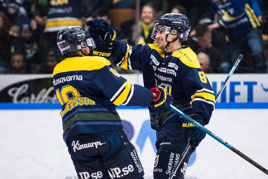 s Joakim Andersson jublar med målskytten til 2-1 Nils