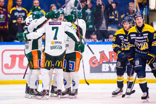 Färjestads Joakim Nygård jublar med lagkamrater