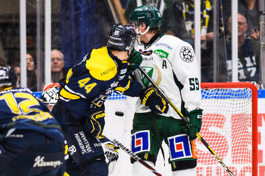 s Mikko Lehtonen och Färjestads Linus Johansson ser pucken