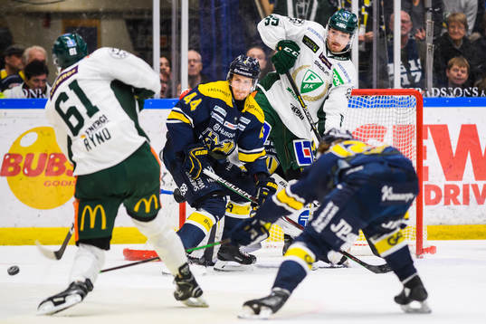 Färjestads Johan Ryno skjuter mål som senare döms bort