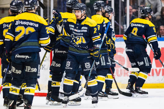 s Kristofer Berglund jublar med lagkamrater