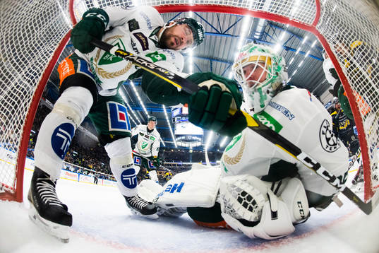 Färjestads Mikael Wikstrand och målvakt Adam Werner när