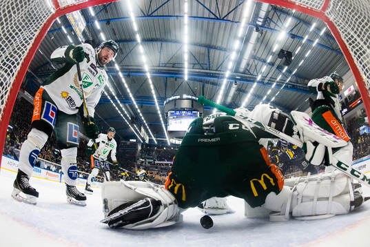 Färjestads Mikael Wikstrand och målvakt Adam Werner när