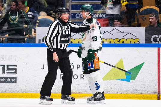 Linjedomare Henrik Pihlblad håller tillbaka Färjestads