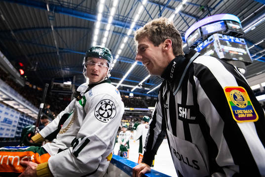 Färjestads Johan Ryno diskuterar med Linjedomare Andreas