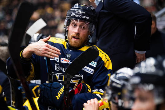 s Joakim Andersson diskuterar med medspelare