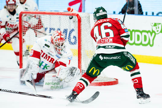 Frölundas Oliwer Fjällström för 1-0 bakom Timrås