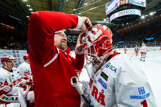 Timrås målvakt Victor Brattström får hjälp med hjälmen