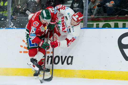 Frölundas Max Friberg tacklar Timrås Hampus Larsson