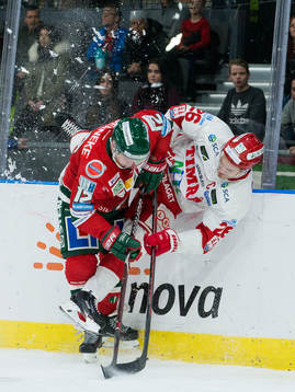 Frölundas Max Friberg tacklar Timrås Hampus Larsson
