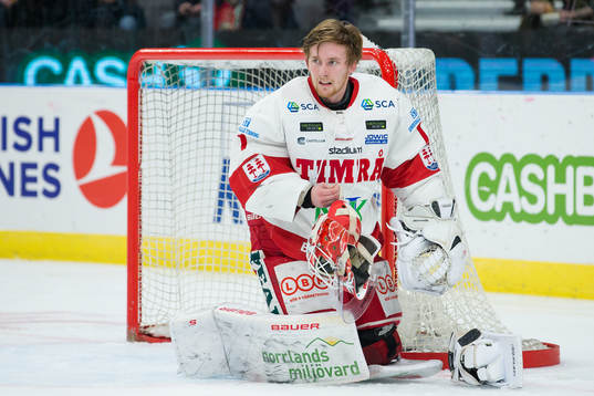 Timrås målvakt Victor Brattström försöker laga sin