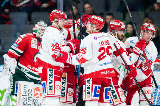 Timrås Morten Madsen jublar med lagkamrater