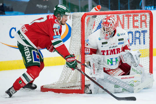 Frölundas Sebastian Stålberg mot Timrås målvakt Victor