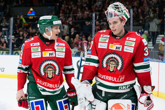 Frölundas Rhett Rakhshani och målvakt Johan Gustafsson