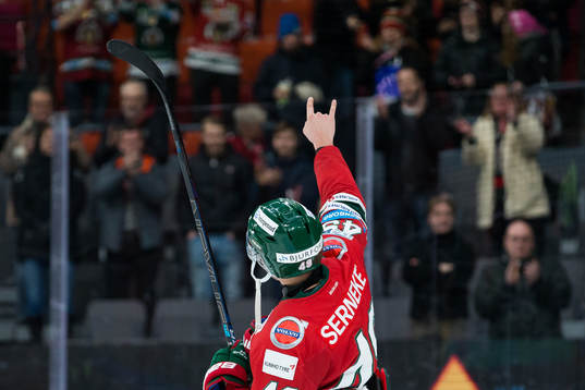 Frölundas Rhett Rakhshani tackar publiken