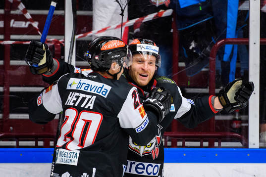 Malmö Redhawks Frederik Storm jublar med Henrik Hetta