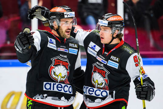 Malmö Redhawks Niklas Arell jublar med Carl Persson