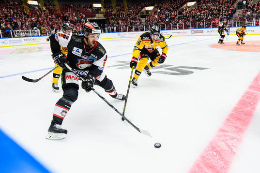 Malmö Redhawks Niklas Arell och Luleås Emil Larsson
