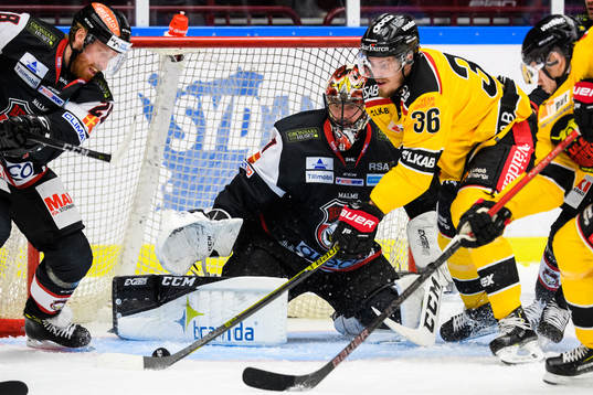 Luleås Emil Larsson oroar vid Malmö Redhawks målvakt