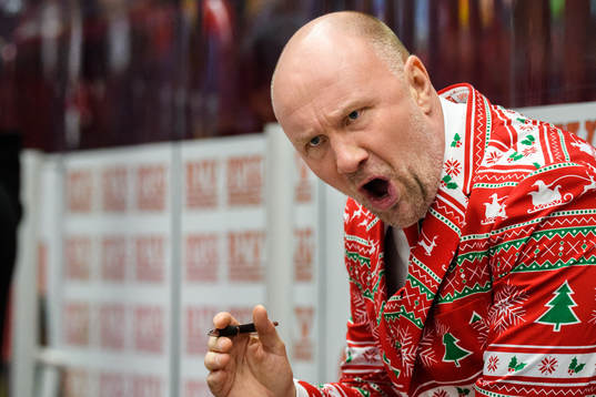 Malmö Redhawks tränare Peter Andersson i tomtekostymer