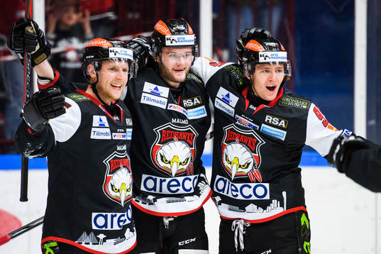 Malmö Redhawks Kim Rosdahl jublar med lagkamrater