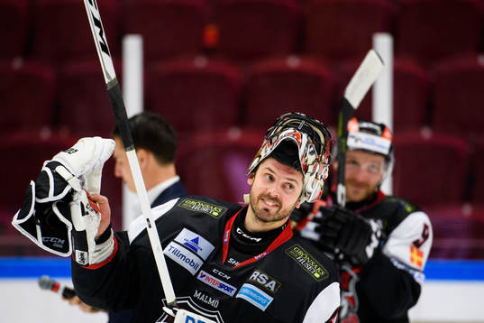 Malmö Redhawks målvakt Cristopher Nihlstorp jublar