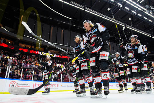 Malmö Redhawks spelare med Marcus Sylvegård (m) jublar