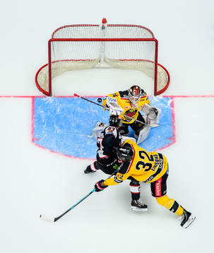 Malmö Redhawks Christoffer Forsberg gör 1-0 bakom Luleås