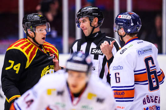 Brynäs Nicklas Danielsson och Växjös Linus Högberg i