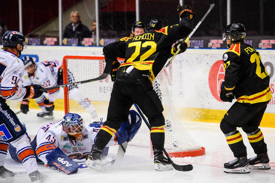 Brynäs Joachim Rohdin gör 2-1 bakom Växjös målvakt