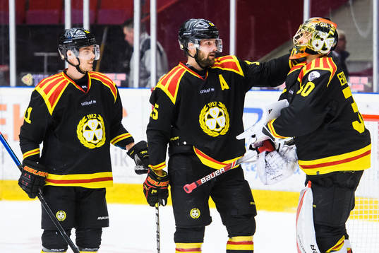 Brynäs Joel Kellman, Simon Bertilsson och målvakt Joacim