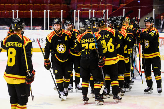 Brynäs spelare jublar