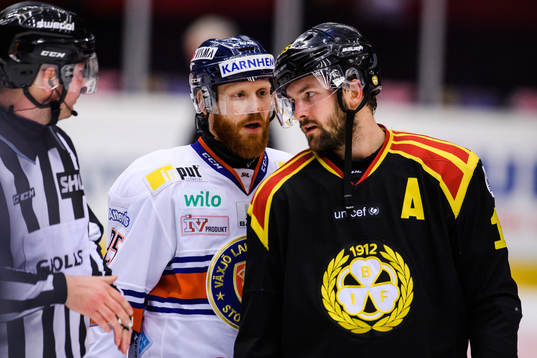 Växjös Liam Reddox och Brynäs Simon Bertilsson