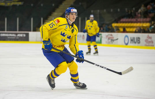 Sweden forward Oskar Bäck (15)