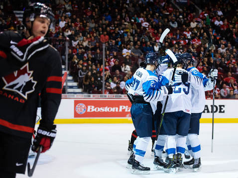 Jesse Ylönen, Anton Lundell and Kaapo Kakko of Finland