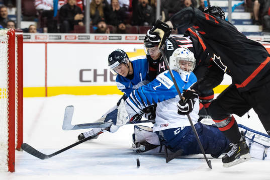 Henri Jokiharju and goaltender Ukko-Pekka Luukkonen of