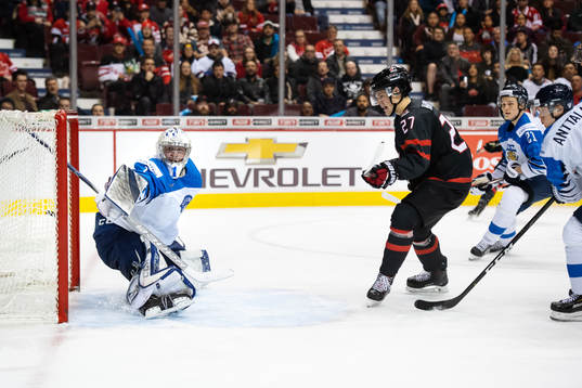 Barrett Hayton of Canada scores 4-2 behind goaltender