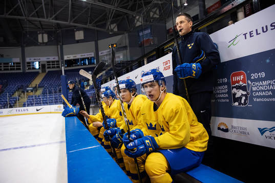 Head coach Tomas Montén in front of players