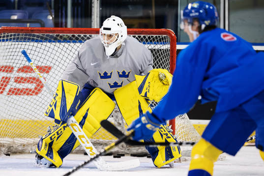 Goaltender Olle Eriksson Ek