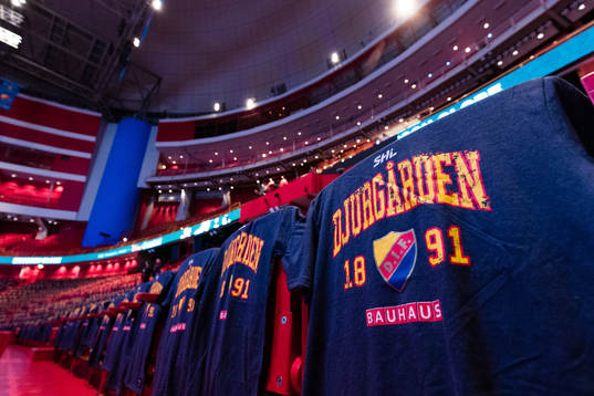 T-shirts med Djurgårdens emblem på hänger på stolarna
