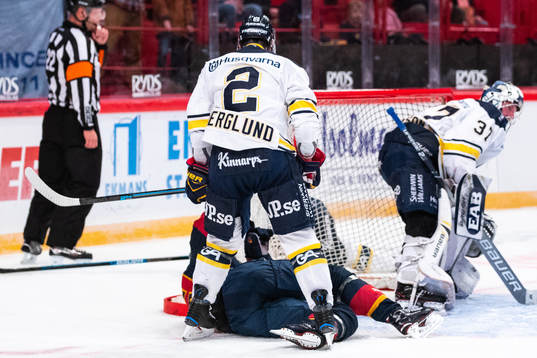 s Kristofer Berglund som båda får matchstraff