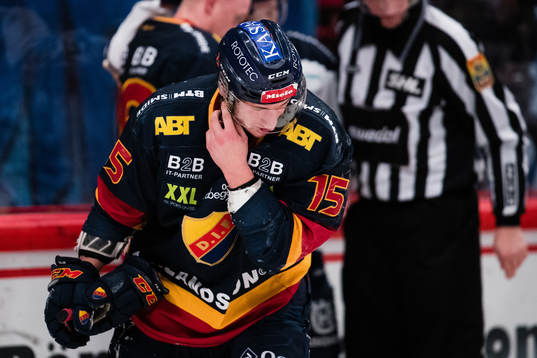 Djurgårdens Jakob Lilja grinar illa
