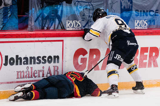 Djurgårdens Jakob Lilja nblir liggande