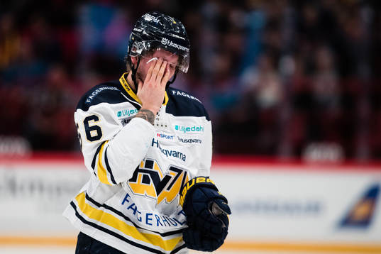 s Alexander Ytterell tar sig för ögat